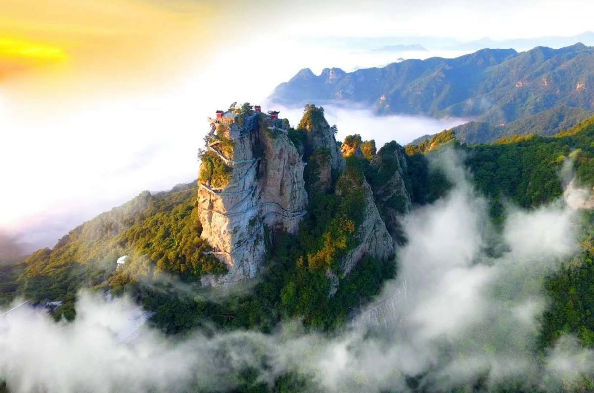历史悠久的武当大明峰 玉殿顶上一览众山小